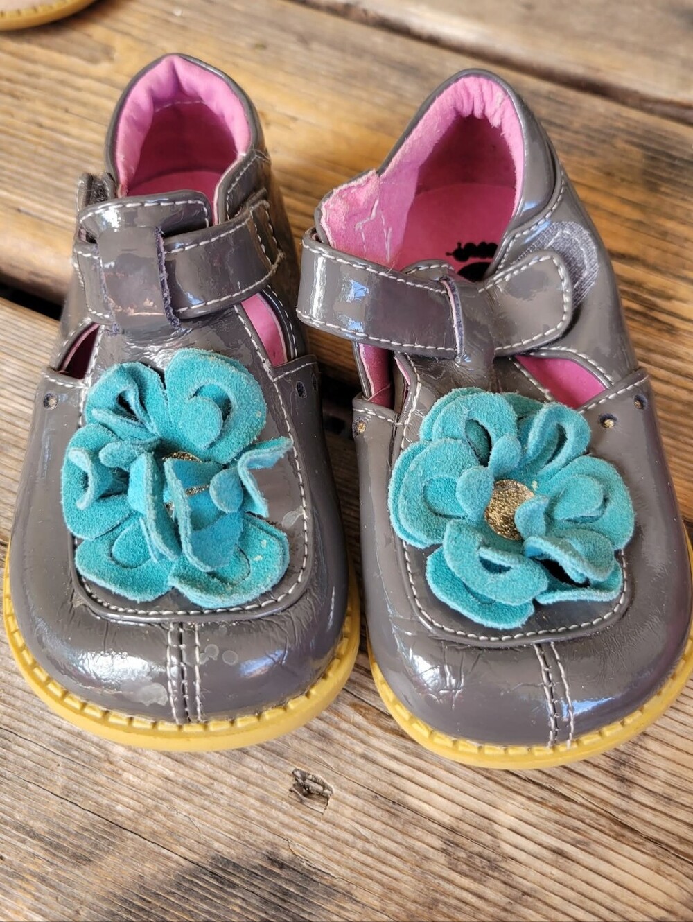 LIVIE & LUCA SZ 6C VGUC GRAY patent leather w/ TURQUOISE  FLOWER velcro Shoes